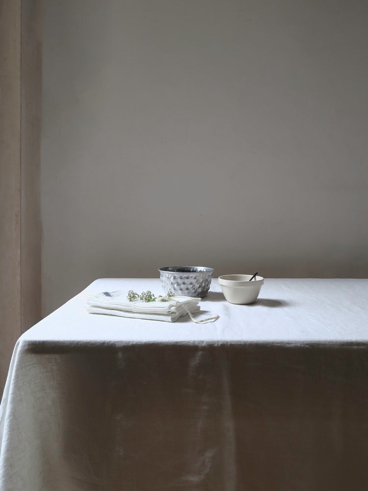 
                  
                    Albin & Tyne 100% Linen tablecloth - Off-White
                  
                