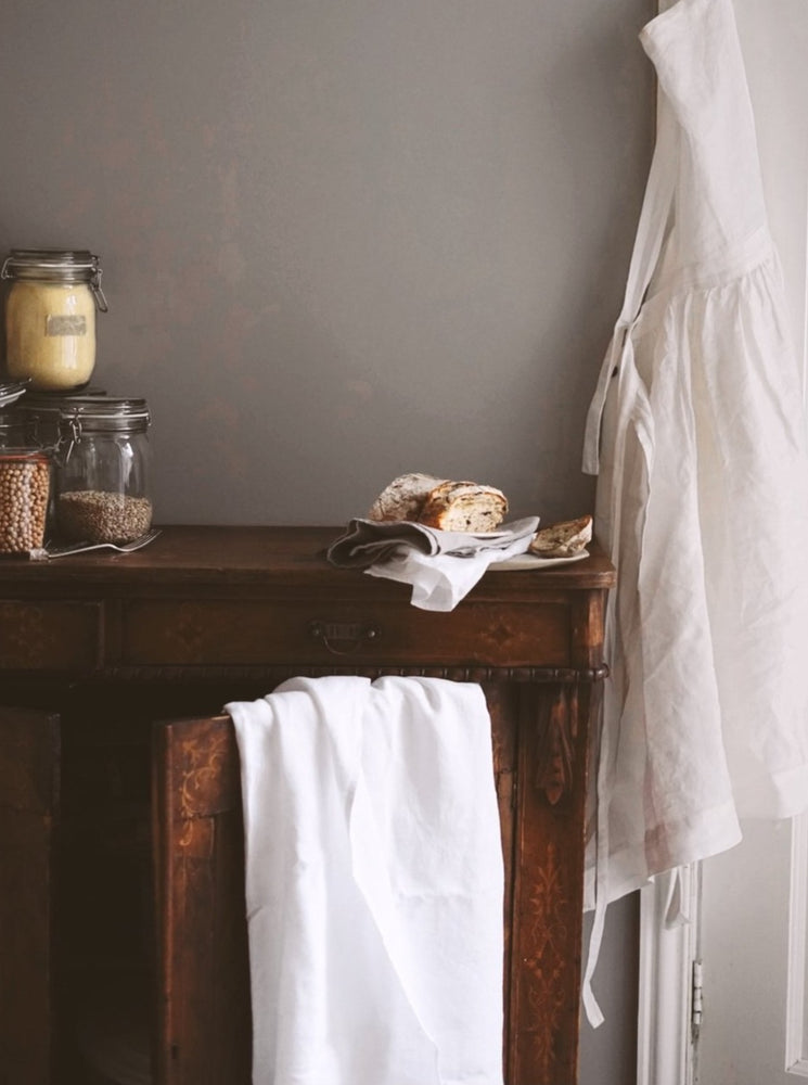 
                  
                    Albin & Tyne 100% Linen tablecloth - Off-White
                  
                